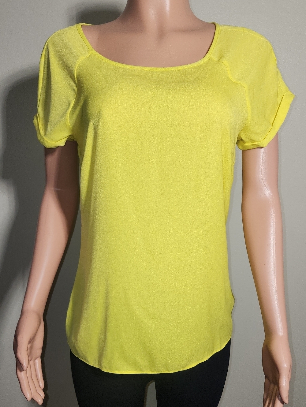 Worthington Yellow Short Sleeve Scoop Neck Top